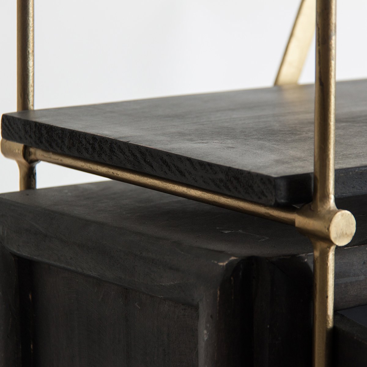 Estantería de Diseño Contemporáneo con Detalles Dorados - Imagen 4