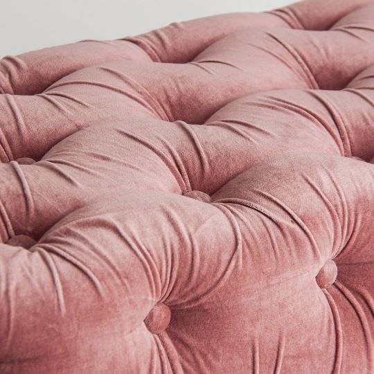 Pie de Cama Tapizado en Terciopelo Rosa con Diseño Capitoné - Imagen 4