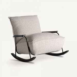 Sillón Mecedora con Estructura Metálica y Detalles en Fresno Tapizado en Bouclé Beige