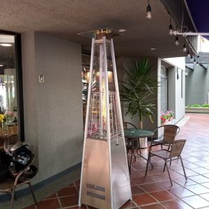 Calefactor Pirámide Exterior a Gas Ecuador – Climatización Elegante para Terraza, Restaurante y Eventos