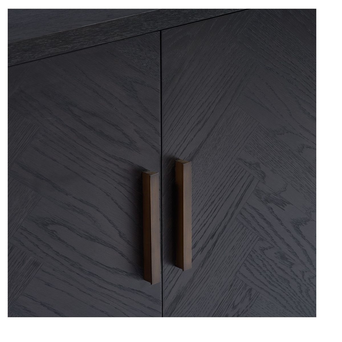 Aparador de Roble Oscuro con Diseño en Espiga y Detalles en Latón - Imagen 5
