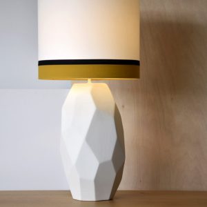 Lámpara de Mesa en Cerámica Blanca C/Pantalla